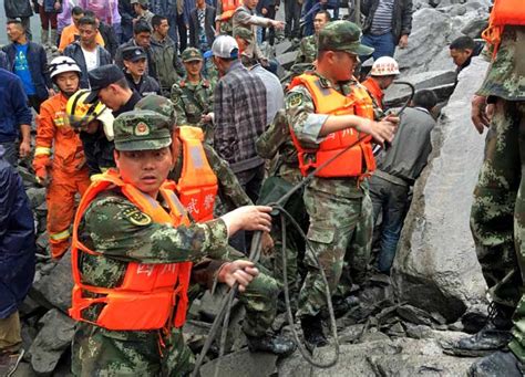 大規模な土石流が発生した現場で、救助…：中国四川省で大規模な土石流 写真特集：時事ドットコム