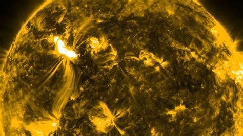 Nasa Massive Solar Flare Gets Hd Close Up Youtube