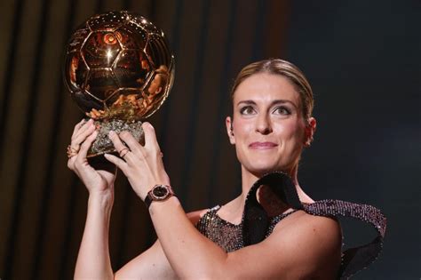 OFFICIEL Alexia Putellas Conserve Son Ballon D Or FC Barcelone