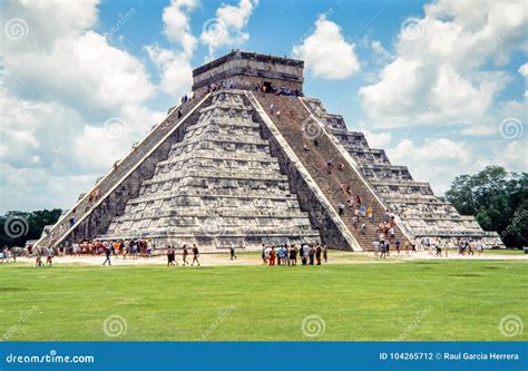 Pirâmide Maia De Kukulcan El Castillo Em Chichen Itza México