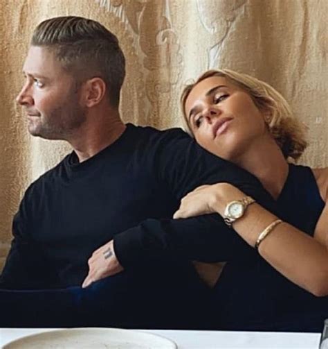 Pip Edwards Shows Off Her Racy Workout Routine In Lace Lingerie Inspired Activewear Daily Mail