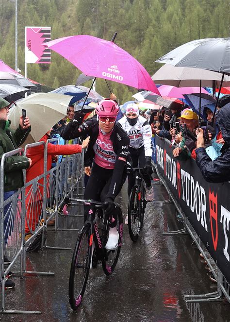 La Nieve Siembra El Caos Entre Corredores Y Organizadores En El Giro De