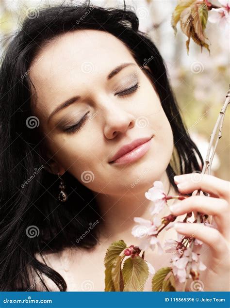 Estilo De Vida E Conceito Dos Povos Jovem Mulher Bonita No Jardim Da