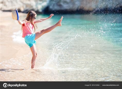 Ador Vel Menina Ativa Na Praia Durante As F Rias De Ver O Stock Photo