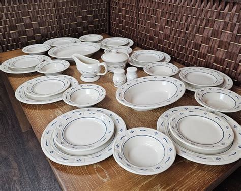 Longaberger Pottery Woven Traditions Classic Blue 30 Piece Dinnerware