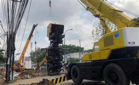 Crane Terjungkal Di Proyek Perbaikan Jalan Dan Gorong Gorong Cibinong