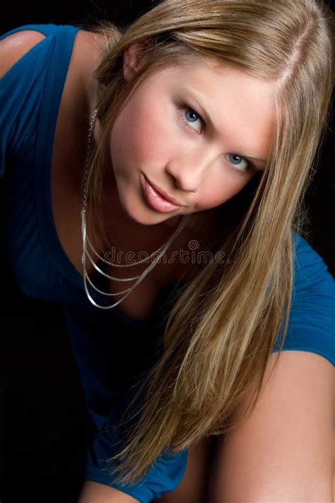 Het Blonde Meisje Van De Manier Stock Foto Image Of Schitterend Glimlachen