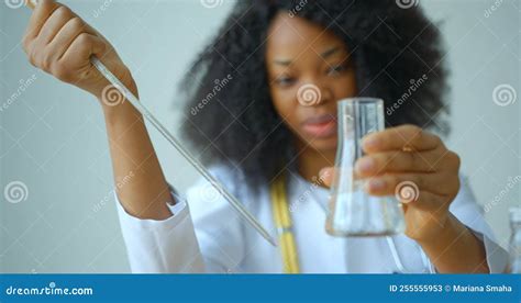 Visión Más Cercana De La Joven Investigadora Científica Africana Que