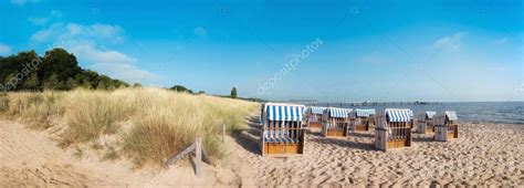 Playa De Arena Y Sillas De Playa De Madera Tradicionales En La Isla De