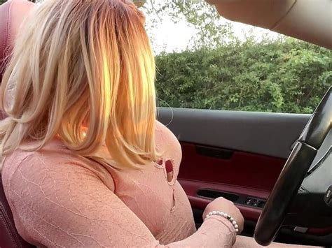 Amateur Crossdresser Kellycd Sexy Milf Enjoying Her Evening Car