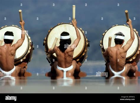 Japanese Kodo drummers in traditional costume Stock Photo - Alamy