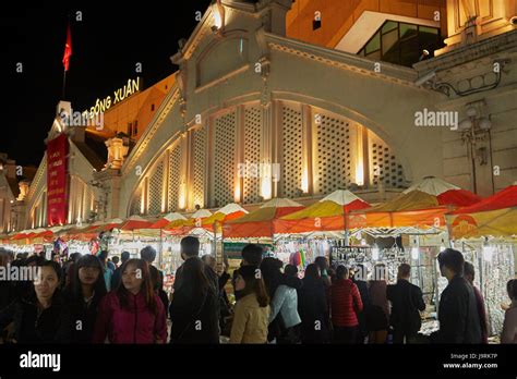 Shoppers and Dong Xuan Market at night, Old Quarter, Hanoi, Vietnam ...