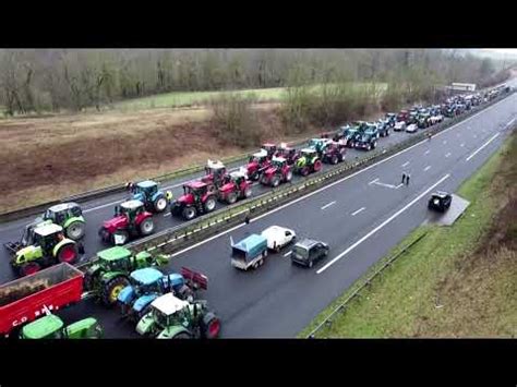 VIDEO Proteste în Franța Fermierii blochează o autostradă