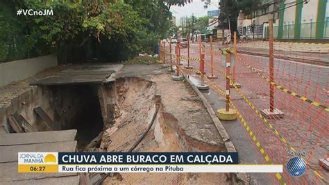 Cratera Metros De Largura Causa Transtornos A Pedestres Em