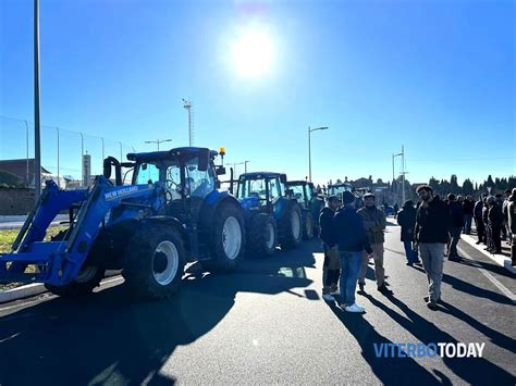 Agricoltori In Rivolta Anche A Viterbo Bloccata La Cassia Nord