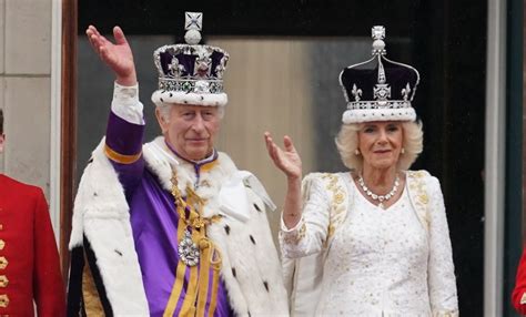 Rey Carlos Iii Y La Reina Camila Saludan Desde El Balc N Del Palacio De