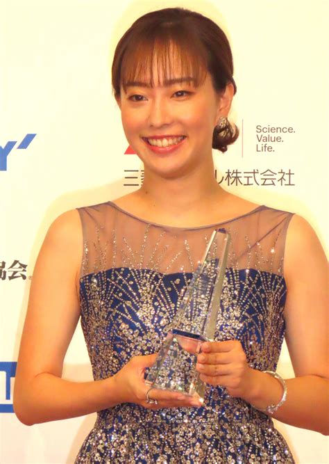 石川佳純さんが美しいドレス姿を披露 志尊淳にエスコートされ「すごくかっこよくて光栄」 卓球写真ニュース 日刊スポーツ