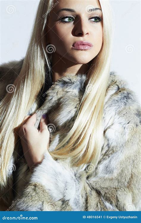 Fille Dans Le Manteau De Fourrure Belle Femme De Luxe D Hiver Fille Blonde En Fourrure De Lapin
