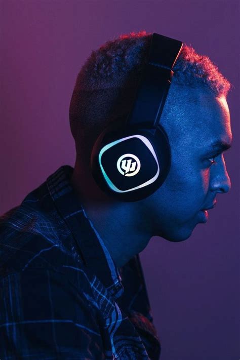 Pin by Nick Dale on RIG | Headphones art, Headset, Headphone