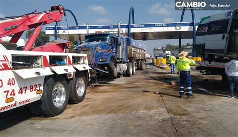 Se quedó sin frenos Tráiler se impacta contra ambulancia y caseta en