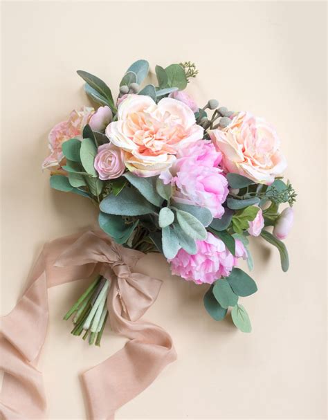 Learn How To Wrap A Bouquet In Three Ways The Formal Wrap Romantic