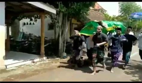 Viral Keranda Jenazah Di Pasuruan Dibawa Ke Kuburan Dengan Berlari