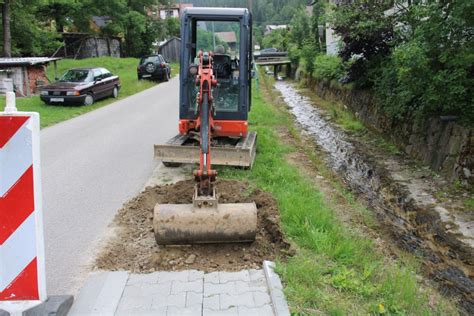 Nowy chodnik na drodze wzdłuż potoku Mizerzanka w Mizernej