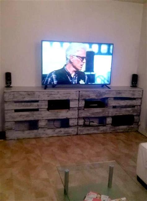 DIY Pallet TV Stand or Entertainment Center - 101 Pallets