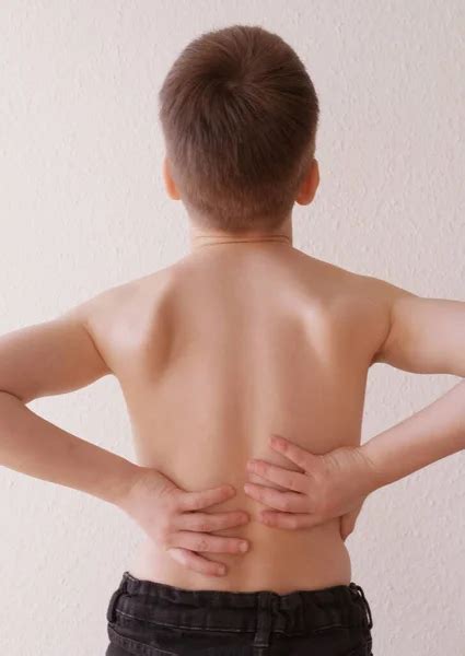 Niño dolor espalda stok fotoğraflar Niño dolor espalda telifsiz