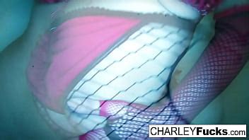 Charley Chase usa lencería sexy y medias XVIDEOS