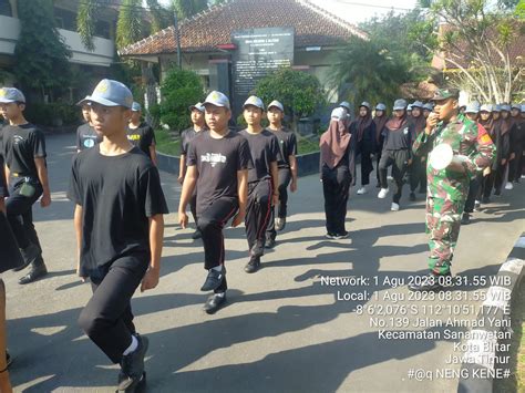 Tanamkan Disiplin Di Sekolah Babinsa Koramil Sananwetan Latih PBB