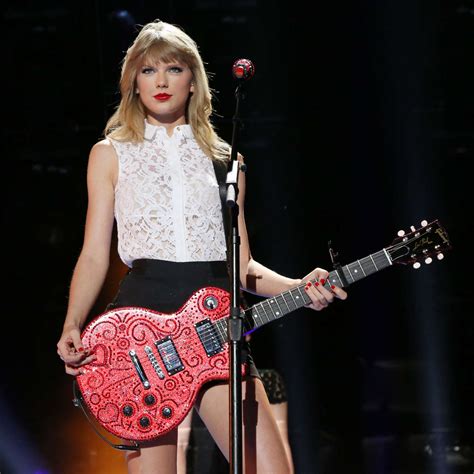 Does Taylor Swift Use A Guitar Pick at Irma Swallow blog