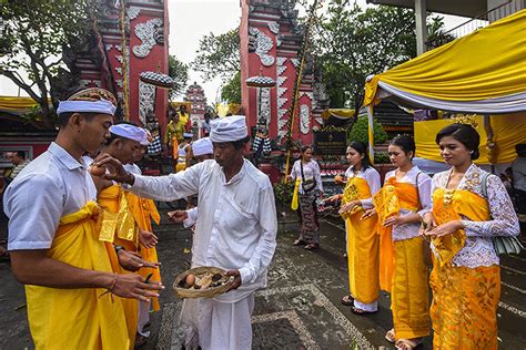 Potret Metatah Upacara Potong Gigi Umat Hindu Di Pura Agung Sriwijaya