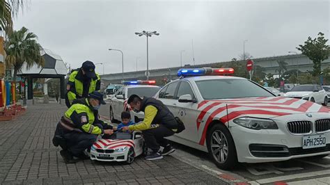 228連假國道警設機動服務站 大、小「紅斑馬」引小朋友搶拍 桃園市 自由時報電子報