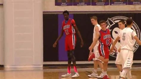 Video Bol Bol Son Of Ex Nba Player Manute Bol Was Dominant In His High School Debut Sports