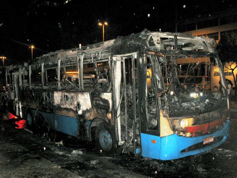 G1 Ônibus é incendiado na Avenida Presidente Vargas no Centro do Rio