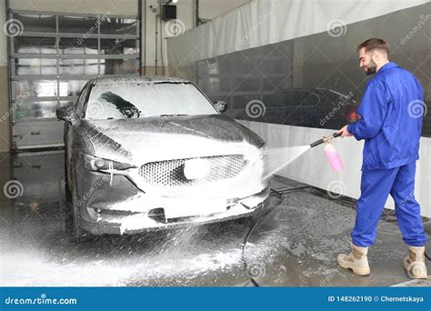 Autom Vil De La Limpieza Del Trabajador Con El Chorro De Agua De Alta