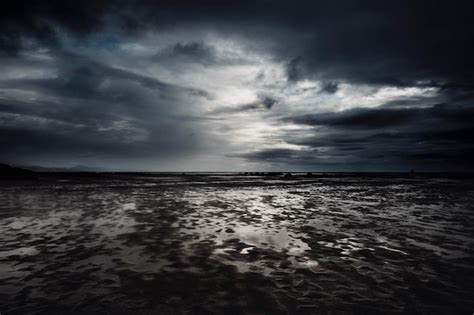 Dram Tico Paisaje Nublado Y Playa Inundada En Un Clima Nocturno Oscuro