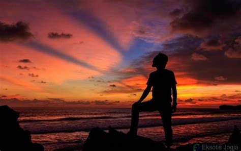 Duduk Di Pantai Melihat Ombak Nikmati Sunset Newstempo