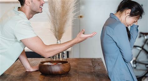 Homophobic Neighbor Calls This Dads Daughter A Freak Because Shes Openly Gay Dad Brings Up