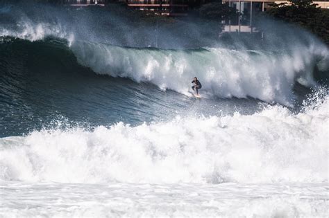 VÍDEO Surfista filma próprio resgate após quase se afogar em