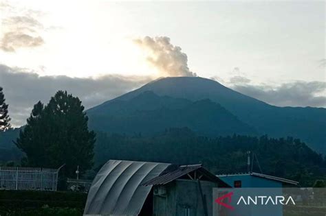 Kemarin Aktivitas Gunung Slamet Hingga Gempa Di Selatan Jabar ANTARA