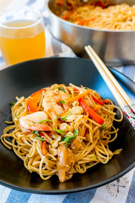 Asian-Style Egg Noodles Stir Fry (with Prawns and Chicken)