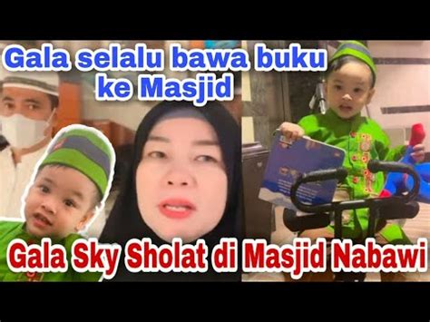 Gala Sky Sholat Masjid Nabawi Bawa Buku Dan Boneka Untuk Main Youtube