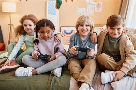 Video Game De Crianca - Grupo diversificado de crianças felizes jogando videogame e se ...