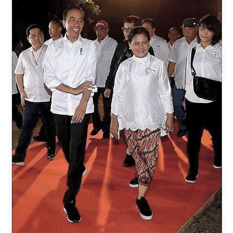 Inspirasi Padu Padan Kebaya Dengan Sneakers Istimewa Pakaian Rajutan