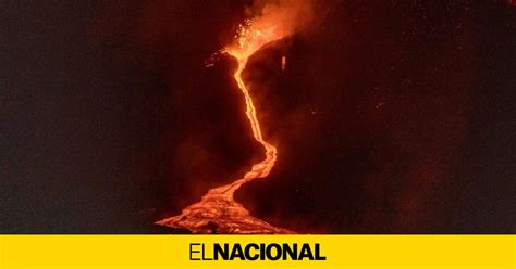 La colada de lava del volcán de La Palma se desborda del cono principal