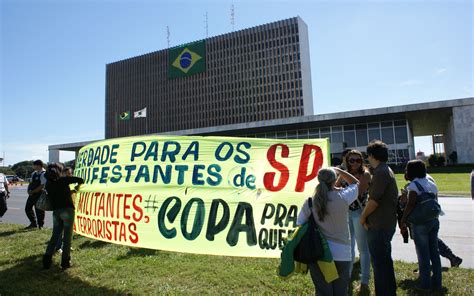 Manifestação contra Copa fecha via em frente ao estádio do DF fotos