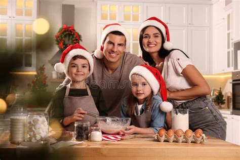 Feliz Familia Haciendo La Masa Para Deliciosas Galletas De Navidad En