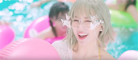 Hari Won tung MV Trấn Thành viết lời mặc bikini nhí nhảnh trong tiệc bể bơi